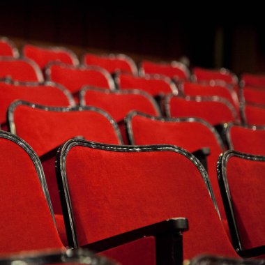 Modern sinema salonu boş ve kırmızı rahat koltuklar, sinema koltukları veya sandalye