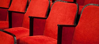 Modern sinema salonu boş ve kırmızı rahat koltuklar, sinema koltukları veya sandalye