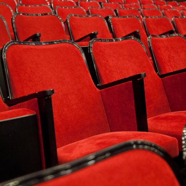 Modern sinema salonu boş ve kırmızı rahat koltuklar, sinema koltukları veya sandalye