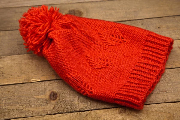 Шерсть Ручной Работы Вязаные Зимние Красные Шляпы Изолированы Деревянном Фоне — стоковое фото