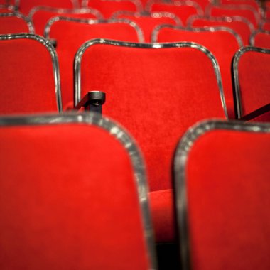 Modern sinema salonu boş ve kırmızı rahat koltuklar, sinema koltukları veya sandalye