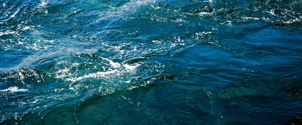 海や海の水の上からの眺め 青い塩辛い海の水の質感 — ストック写真