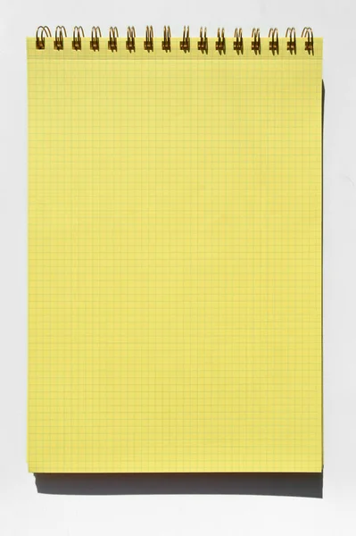Drátěná Spirála Nelinkované Čisté Žluté Kostkované Linkované Papír Izolované Bílém — Stock fotografie