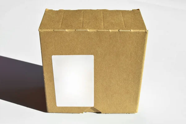 Uzavřená Béžová Obdélníková Kartonová Krabice Vlnitým Lepenkovým Víčkem Izolovaná Bílém — Stock fotografie
