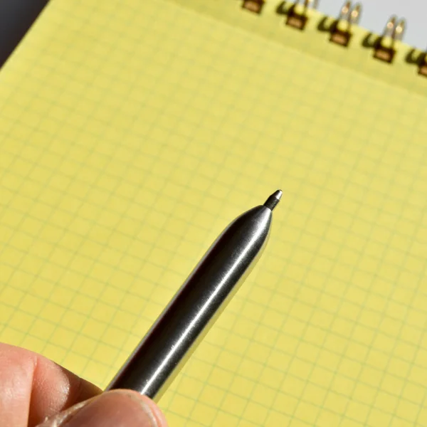 Wire Spiral Unlined Clean Yellow Checkered Lined Paper Silver Pen — Stockfoto