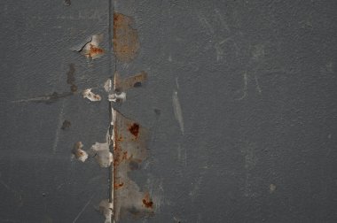 Paslı gri boyanmış metal plaka yüzeyi. Paslı metal desen arkaplanı