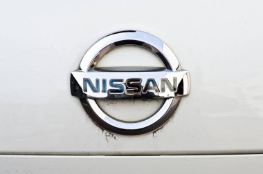 Nissan krom metal logosu, İstanbul 'da lüks araba, 26 Kasım 2021 İstanbul Pendik Türkiye otomobil pazarı