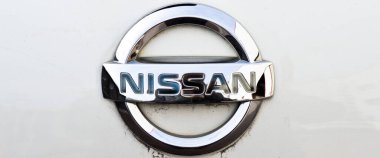 Nissan krom metal logosu, İstanbul 'da lüks araba, 26 Kasım 2021 İstanbul Pendik Türkiye otomobil pazarı