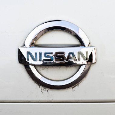 Nissan krom metal logosu, İstanbul 'da lüks araba, 26 Kasım 2021 İstanbul Pendik Türkiye otomobil pazarı