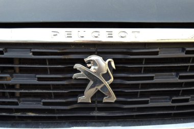 İstanbul 'da Peugeot krom metal logosu, lüks otomobil, 26 Kasım 2021 İstanbul Pendik Türkiye otomobil pazarı