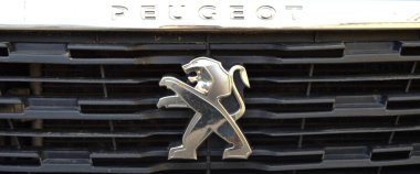 İstanbul 'da Peugeot krom metal logosu, lüks otomobil, 26 Kasım 2021 İstanbul Pendik Türkiye otomobil pazarı
