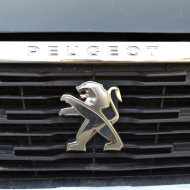 İstanbul 'da Peugeot krom metal logosu, lüks otomobil, 26 Kasım 2021 İstanbul Pendik Türkiye otomobil pazarı