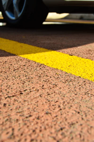 Red Asphalt Concrete Road Yellow Stripes Car Parking Area — Stock Photo, Image