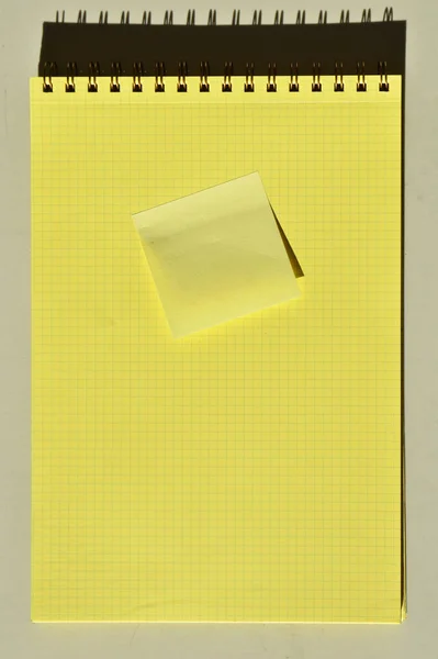 Drátěný Spirálový Notebook Čistý Žlutý Kostkovaný Podšitý Papír Žlutý Lepicí — Stock fotografie