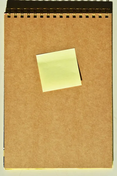 ワイヤスパイラルノートクリーンな段ボールアウトライン紙と黄色の粘着ノート紙 — ストック写真