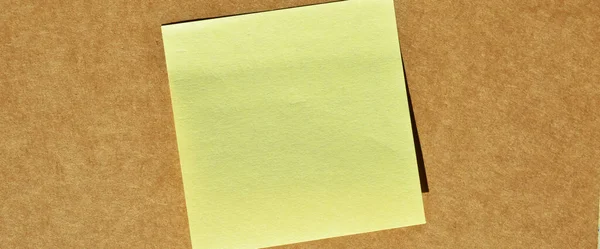 Čtvercový Lepkavý Žlutý Poznámkový Papír Béžovém Hnědém Lepenkovém Papíru — Stock fotografie