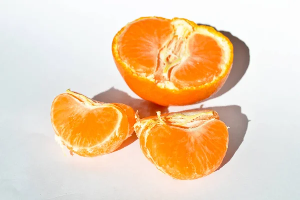 Färsk Saftig Och Mogen Apelsinfärgad Skalad Mandarin Klementin Isolerad Vit — Stockfoto