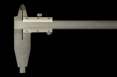 Kesin ölçümler için paslanmaz çelikten yapılmış, siyah sırtüstü izole edilmiş analog vernier calliper