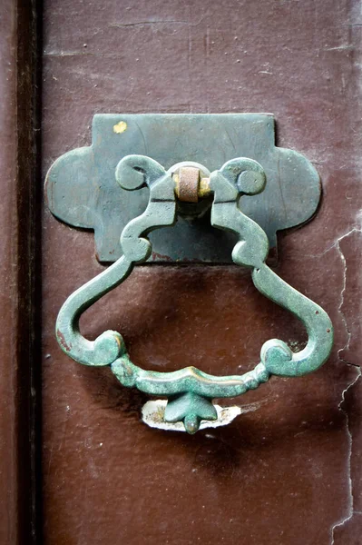 装飾的なヴィンテージの古い金属製のドアのノッカー アンティークのドアハンドルイスタンブールトルコ — ストック写真