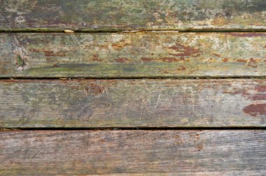 Eski ahşap zeminde soyulmuş beyaz boya izi, yıpranmış boya izi.