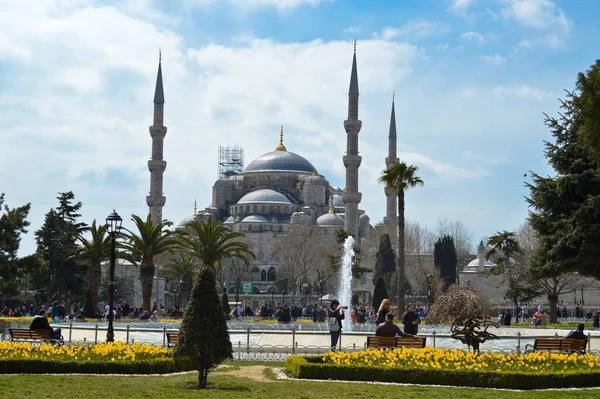 4 Nisan 2019 İstanbul eski tarihi Mavi Cami, Mavi Cami 'nin etrafındaki parklarda insanlar yürüyor