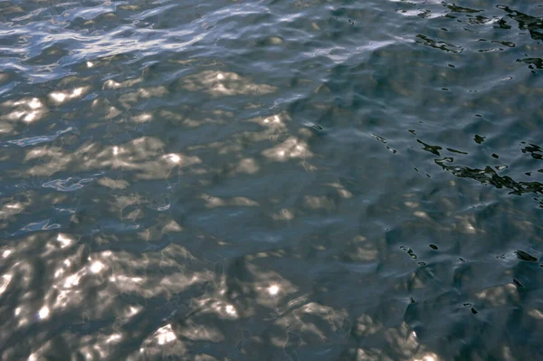 海や海の水の上からの眺め 青い塩辛い海の水の質感 — ストック写真