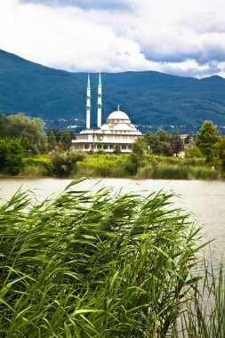 Gölün yanındaki beyaz cami, yeşil sazlıklar arasındaki dağ manzarası, Sakarya Akyazi 'nin yeri