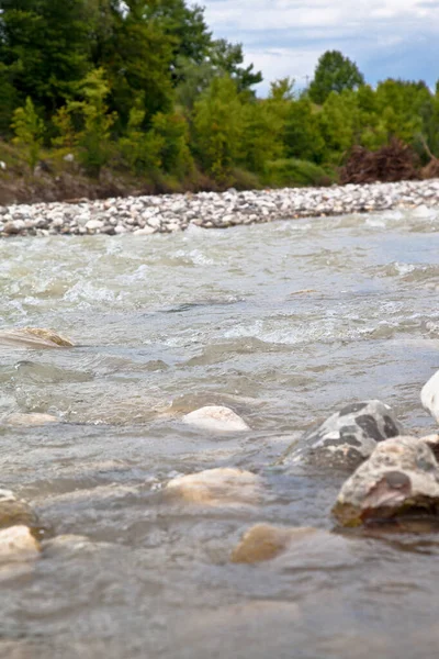 Fluye Tranquilamente Río Limpio Cristalino Río Bosque —  Fotos de Stock