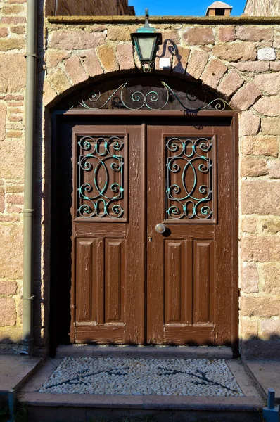 カンダ島 アリベイ島 Ayvalik Balkesir トルコのノスタルジックな家の装飾的な入り口木製の茶色のドア — ストック写真
