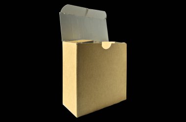 Siyah arka planda izole edilmiş, açık renkli karton kapaklı bej dikdörtgen karton kutu