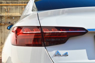 Audi A4 araba farları, beyaz modern lüks araba kuyruğu kırmızı lamba.