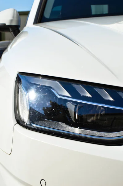 Detalle Lámpara Los Faros Del Coche Blanco Moderno Una Lámpara —  Fotos de Stock