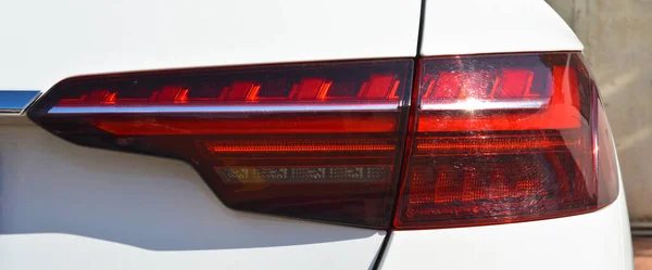 Részlet Autó Fényszóró Lámpa Fehér Modern Luxus Autó Farok Piros — Stock Fotó
