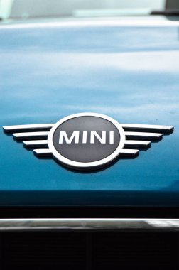 İstanbul 'da Mini Cooper krom metal logosu, lüks mini mavi araba, 24 Aralık 2021 İstanbul Pendik Türkiye otomobil pazarı