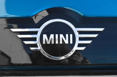 İstanbul 'da Mini Cooper krom metal logosu, lüks mini mavi araba, 24 Aralık 2021 İstanbul Pendik Türkiye otomobil pazarı