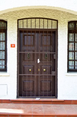 Türkiye 'de evin eski kahverengi ahşap giriş kapısı İstanbul Büyükşehir