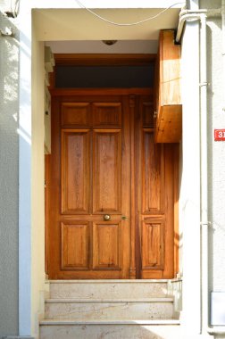 Türkiye 'de evin eski kahverengi ve bej renkli ahşap giriş kapısı İstanbul Büyükada