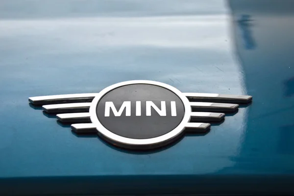 Mini Cooper Logo Metallo Cromato Lusso Mini Auto Blu Nella — Foto Stock
