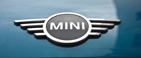 Mini Cooper Chrome Metal Logo Luksusowy Mini Niebieski Samochód Mieście — Zdjęcie stockowe