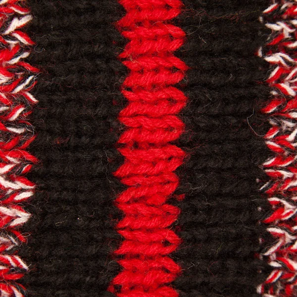 ウールで作られたパターン生地 手作りニット生地赤と黒のウールの背景テクスチャ — ストック写真