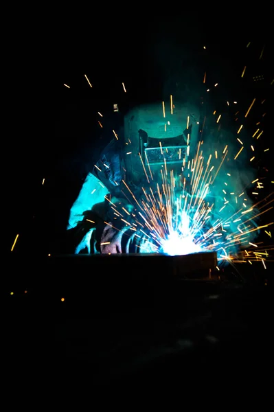 Schweißer Verwendet Brenner Funken Bei Der Herstellung Von Metallausrüstung Machen — Stockfoto