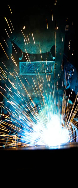 Svetsare Använder Fackla För Att Göra Gnistor Vid Tillverkning Metallutrustning — Stockfoto