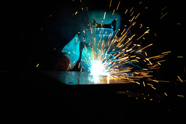 Soldador Usa Tocha Para Fazer Faíscas Durante Fabricação Equipamentos Metal — Fotografia de Stock