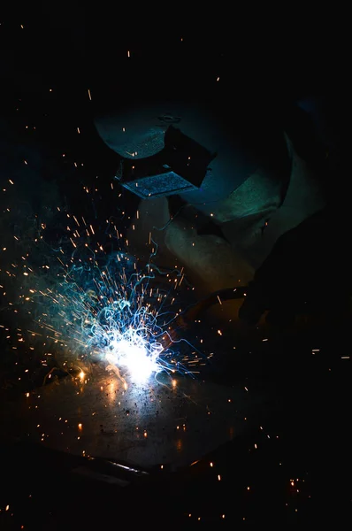 Kaynakçı Metal Ekipman Üretiminde Kıvılcım Çıkarmak Için Meşale Kullanır Profesyonel — Stok fotoğraf