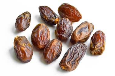 Organik taze besleyici kurutulmuş hurma, beyaz arka planda izole edilmiş jool tanecikleri içerir.