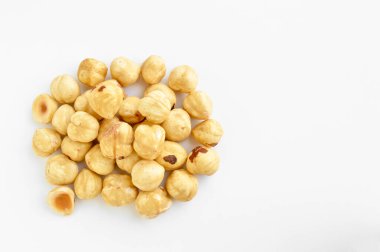 Beyaz arka planda izole edilmiş taze organik kavrulmuş ve soyulmuş fındık çekirdekleri yığını.