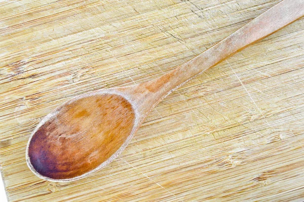 現代的で古い台所用の伝統的な木製のスプーン 台所用品木製のスプーン 竹のまな板上 — ストック写真