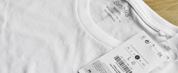 Novo Branco Bershka Shirt Etiqueta Branco Chão Madeira 2022 Maio — Fotografia de Stock