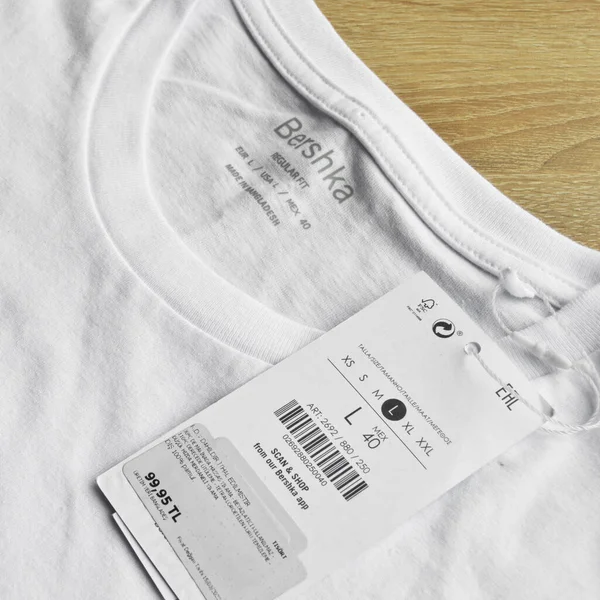 Novo Branco Bershka Shirt Etiqueta Branco Chão Madeira 2022 Maio — Fotografia de Stock