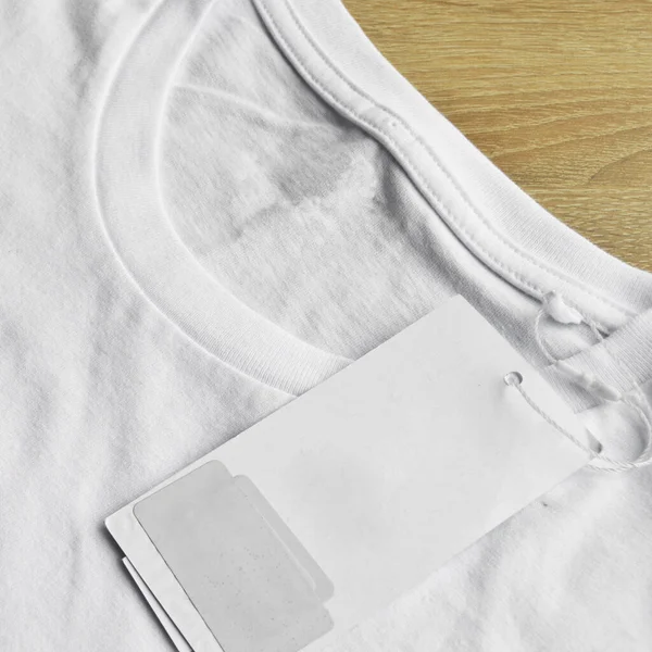Branco Limpo Camiseta Azul Etiqueta Vazia Branco Chão Madeira — Fotografia de Stock
